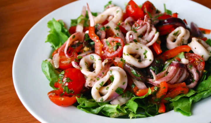 Вкусный салат из морских деликатесов